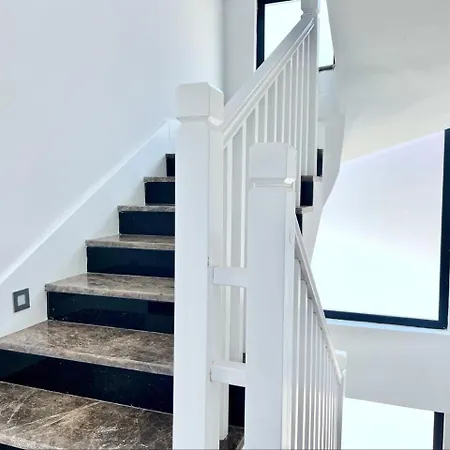 Nest Largely Designed Private With Pool & Garden In 호텔 4*