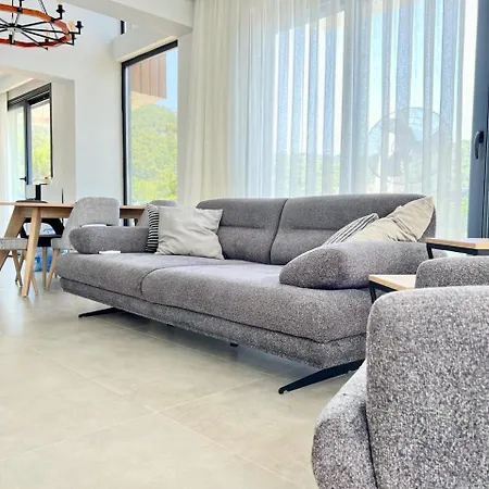 Nest Largely Designed Private With Pool & Garden In 호텔 교젝